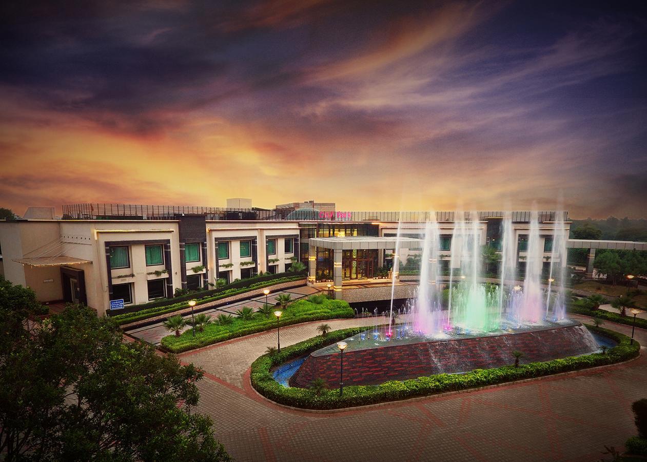 City Park Resort Bahādurgarh Exteriör bild