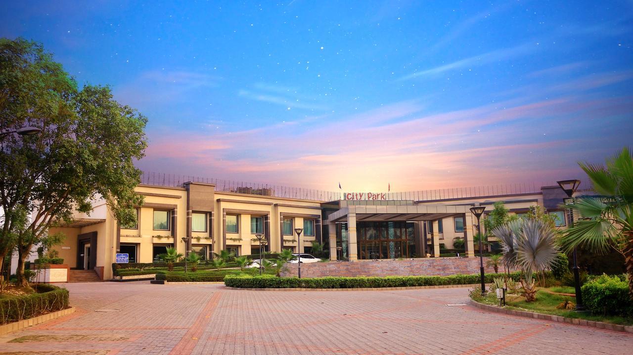 City Park Resort Bahādurgarh Exteriör bild